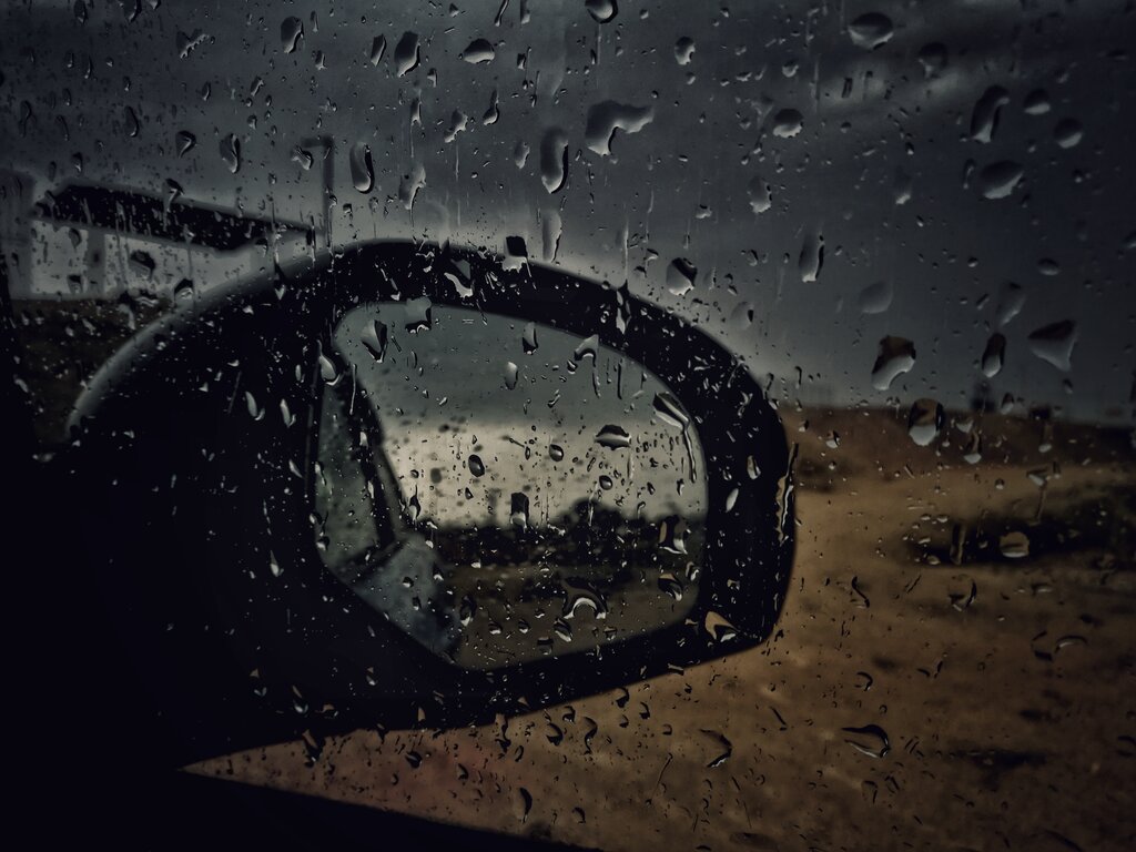 Side-view mirror of a car in the middle of a storm: how to protect your car from hail