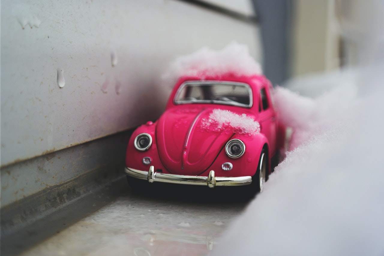 Miniature car parked in the snow: five reasons to invest in a winter carport